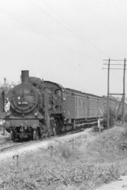 Zug mit Dampflokomotive der Baureihe (BR) 38 (P 8)