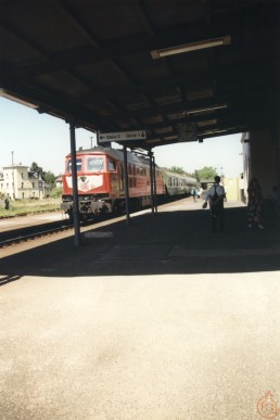 Personenzug am Bahnhof