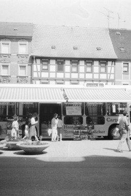 Infobus auf Marktplatz