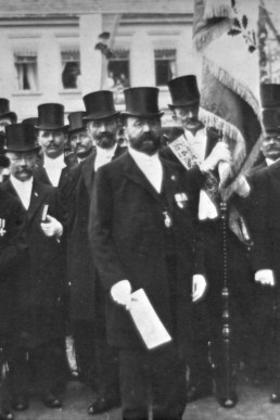 Gruppenfoto vor Rathaus