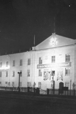 VEB Präzisionswerkzeugfabrik beleuchtet