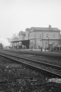 Personenzug mit Dampflokomotive im Bahnhof