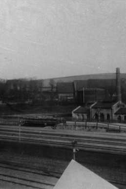 Blick über das Bahngelände zum Gaswerk