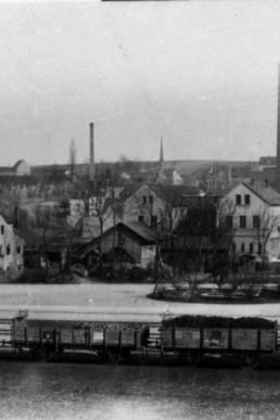 Blick über das Bahngelände auf den Bahnhofsplatz