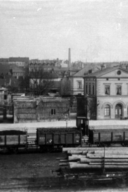 Blick über das Bahngelände zum Bahnhof mit Bahnsteig