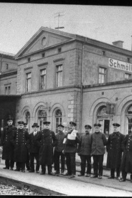 Belegschaft des Bahnhofs auf dem Bahnsteig