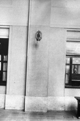 Fahrkartenschalter im Bahnhofsgebäude