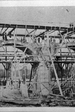 Eisenbahnbrücke in Nöbdenitz während des Baues