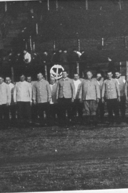 Gruppenfoto auf dem Sportplatz