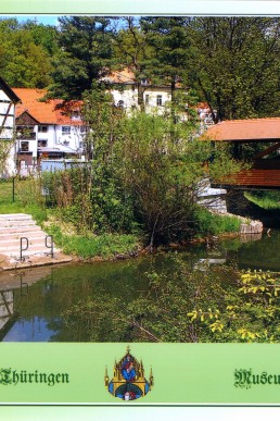 Blick vom Sprottenufer zum Knopfmuseum und Brücke