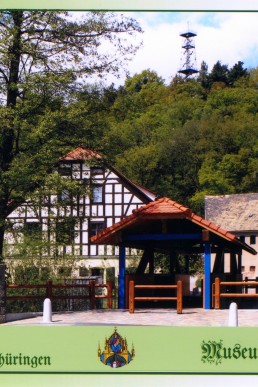 Blick über die Brücke in der Grenzstraße zum Aussichtsturm