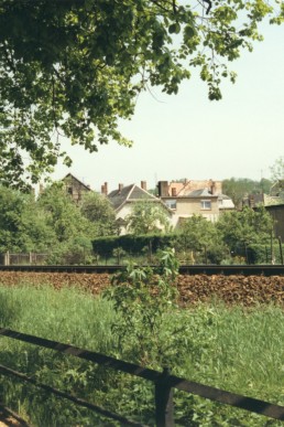 Blick von der Eisenbahnstraße über in Richtung HO-Gaststätte "Drei Schwäne"