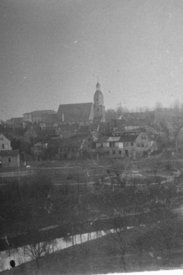 Blick über die Sprotte zum Kaiser- Wilhelm-Denkmal, zur Stadtkirche