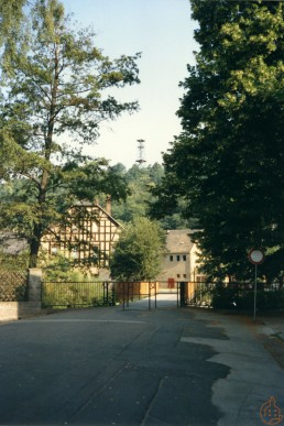 Blick über die Brücke in der Grenzstraße zum Knopfmuseum und zum Aussichtsturm