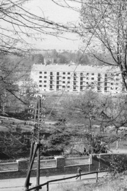 Blick vom Lindenberg zum Neubaublock in der Helmholtzstraße