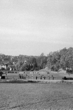 Blick von Jählers Wiese zum Sportplatz (Fußballspiel)