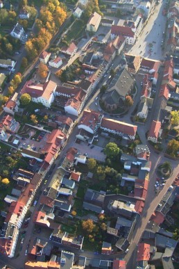 Schmölln mit Markt, Stadtkirche, Kirchplatz, Gößnitzer Straße, Regelschule. (Luftaufnahme)