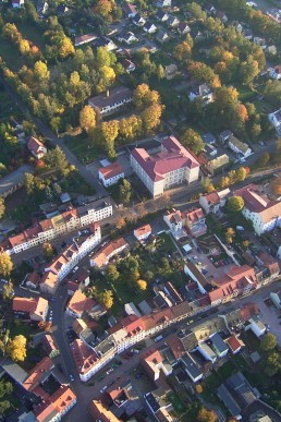 Schmölln mit Markt, Stadtkirche, Kirchplatz, Gößnitzer Straße, Regelschule. (Luftaufnahme)