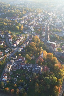 Schmölln mit Cosswitzanger, Katholische Kirche, Oststraße, Wartenberg. (Luftaufnahme)