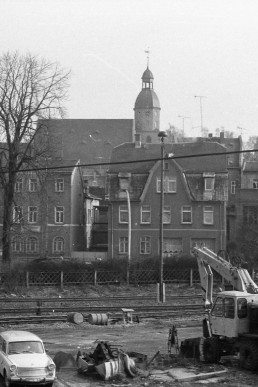 Blick von der Altenburger Straße über das Bahngelände zum Bahnhofsplatz