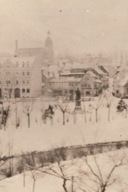 Blick auf Böckel's Villa, das Kaiser-Wilhelm-Denkmal und den Bahnhofsplatz im Winter