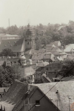Blick zur eingerüsteten Stadtkirche St. Nicolai