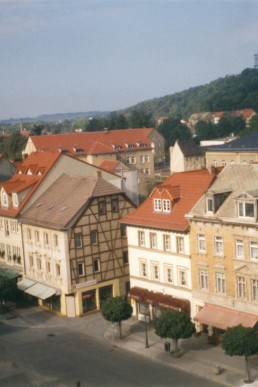 Blick vom Rathausturm auf die untere Marktseite und zum Aussichtsturm