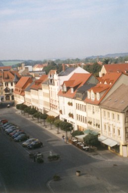 Blick vom Rathausturm auf die untere Marktseite und zum Marktausgang