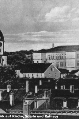 Blick auf Kirche, Rathaus und Erich-Mäder-Oberschule