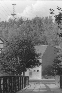 Blick über die Brücke in der Grenzstraße zum Aussichtsturm
