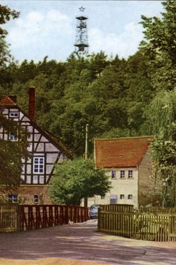 Blick über die Brücke in der Grenzstraße zum Aussichtsurm