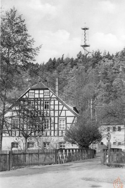 Blick über die Brücke in der Grenzstraße zum Aussichtsurm