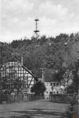 Blick über die Brücke in der Grenzstraße zum Aussichtsurm