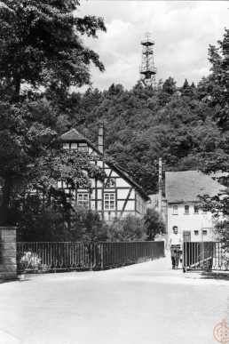 Blick über die Brücke in der Grenzstraße zum Aussichtsurm