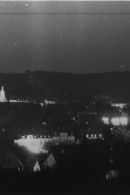 Blick vom Pfefferberg auf Schmölln bei Nacht