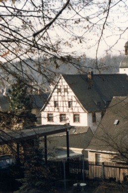 Blick vom Eichberg auf die  Stadtmauer und das Rathaus