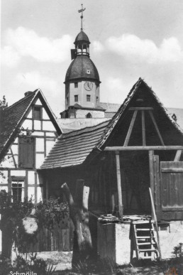 Blick von unterhalb der Stadtmauer zur Kirche