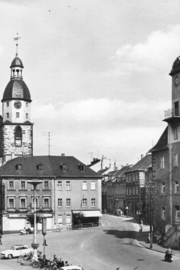 Blick auf Kirche und Rathaus