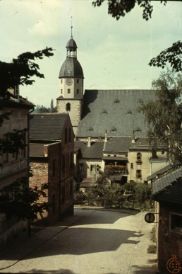 Pforte mit Blick auf Kirche