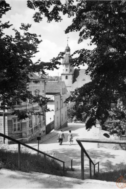 Pforte mit Blick auf Kirche (Postkarte)