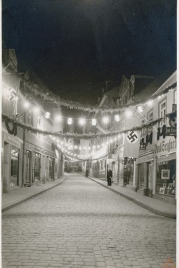 Beleuchtete Mittelstraße