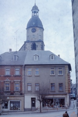 Blick vom Rathauseingang in Richtung Stadtkirche