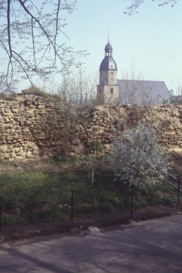 Blick von der Schulstraße auf die Stadtmauer und Kirche