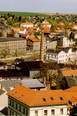 Blick von der Drehleiter auf dem Kirchplatz  in Richtung Altenburger Straße und Neubauviertel