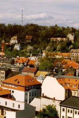 Blick von der Drehleiter auf dem Kirchplatz in Richtung Aussichtsturm