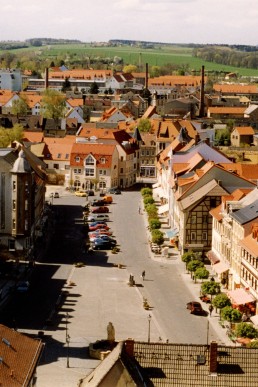 Blick von der Drehleiter auf dem Kirchplatz über den Marktplatz
