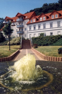 Blick über den Brunnen im Stadtpark zur ehemaligen Weihmühle