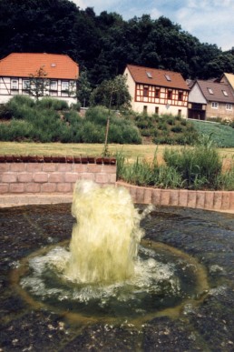 Blick über den Brunnen im Stadtpark zur Ronneburger Straße