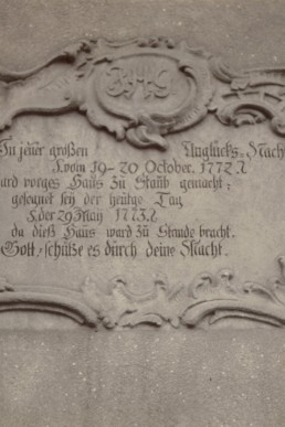 Schrift am Hause Greller zur Erinnerung an den großen Brand von 1772