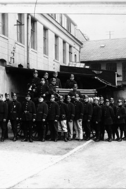 Gruppenfoto des Spritzenzuges II (Militärfeuerwehr)